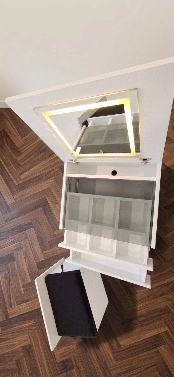 Make-up Table White.